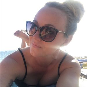 Meet your Posher, Cassandra